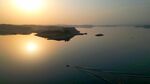 丹江口千島夕陽(yáng)下的寧?kù)o湖面島嶼