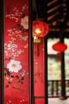 中式紅墻花卉與紅燈籠