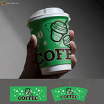 手持綠色咖啡杯特寫