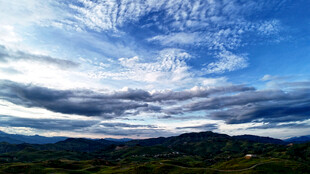 藍(lán)天白云下的鄉(xiāng)村