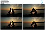 情侣在夕阳下的海滩亲吻