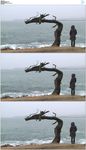 面对大海的女人和枯树