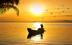 辽阔大海渔船夕阳海面上的黄昏