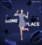 深蓝色心形气球女生跃起背景图片