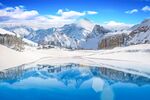 雪山下的湖泊