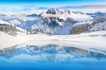 雪山下的湖泊
