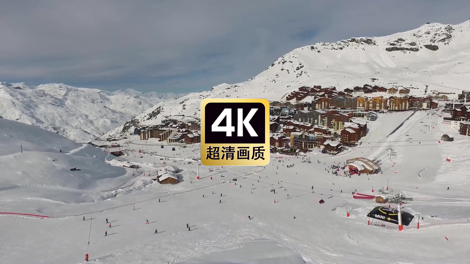 短视频素材航拍滑雪度假村人群