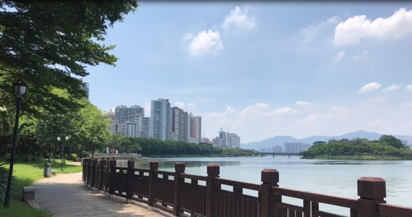 清远清城江心岛沿岸碧水蓝天江景