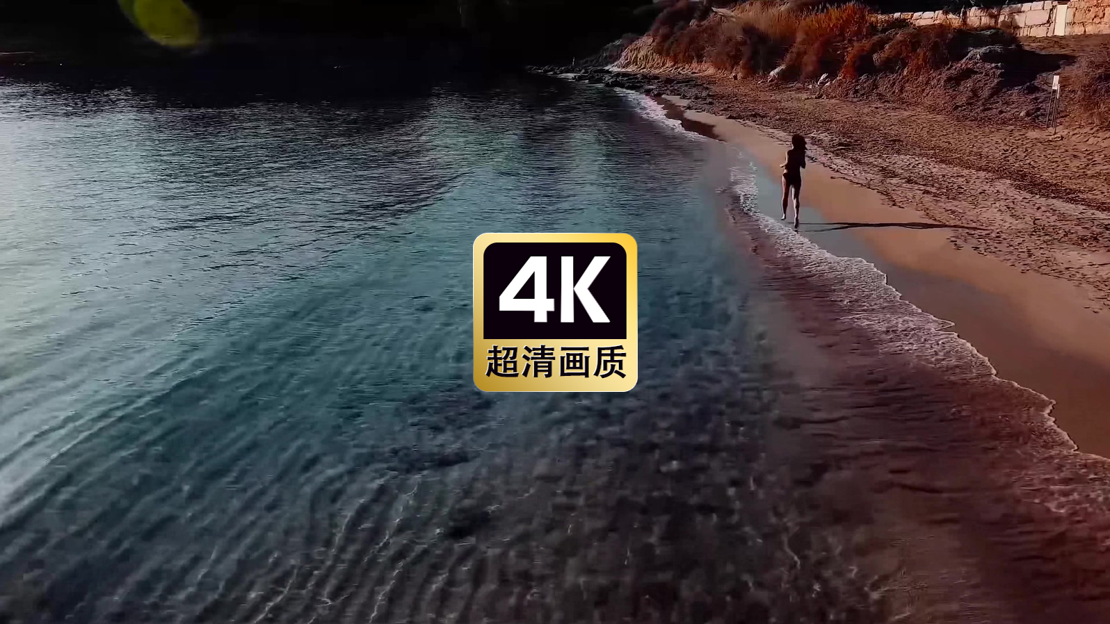 海边跑步的美女