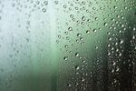 落在窗户玻璃上的雨点水珠
