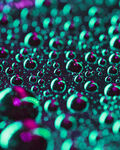 落在窗户玻璃上的雨点水珠