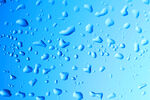 落在窗户玻璃上的雨点水珠