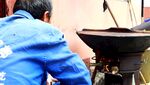 大锅烧火煮粽子