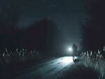 夜路独行的孤寂身影