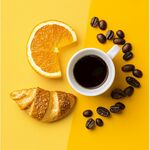 橙香咖啡与可颂早餐时光