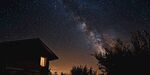 小屋夜空下的璀璨星河