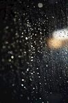 窗上雨滴 朦胧夜的景致