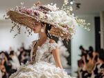 花饰大帽新娘走秀风采