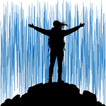 山顶上张开双臂的旅行者