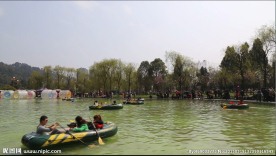 遵义凤凰山广场-小船儿从水面划