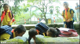 农村小学生上学途中喝水