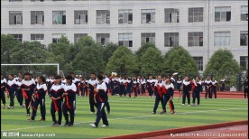 迎面走来的中学生