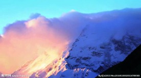 新疆雪山局部特写震撼美景云雾雪