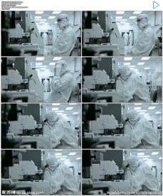 科学家显微镜观察实验