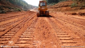 山体压路机挖掘机摊铺机施工平整