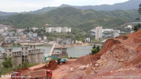 山体桥墩挖掘机拉吊机施工大干