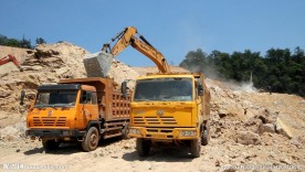 山体压路机挖掘机载货车施工大干