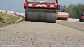 中铁铁建高速公路压路机路面作业