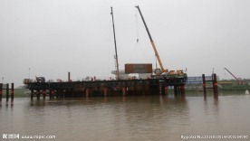中铁铁建水上作业钢栈桥码头施工