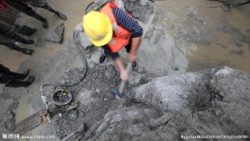 中铁铁建劳务工群安员开挖土石方