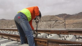 中铁铁建高原戈壁滩工人铁轨加固