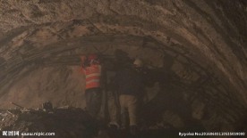 中铁铁建斜井隧道工夯实拱架电焊