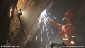 中铁铁建斜井隧道工夯实拱架电焊