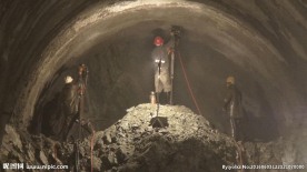 中铁铁建斜井隧道工洞口开挖钻孔