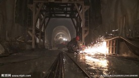 中铁铁建斜井隧道工人电焊施工