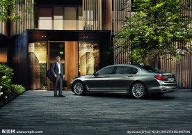 停放在别墅前的汽车