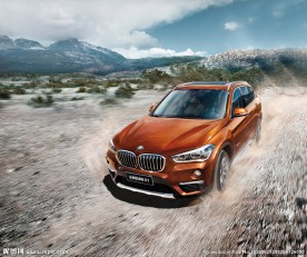 奔跑中的越野汽车创意海报