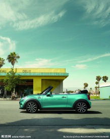 行驶中的敞篷汽车