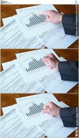 商人看着桌面的图纸分析指点