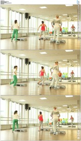 女人健身房跳健身操