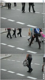 街道十字路口行人脚步