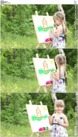 小女孩公园画画