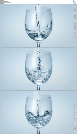 用瓶子往杯子里倒水