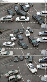 高峰期十字路口交通堵塞