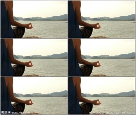 美女湖边打坐冥想