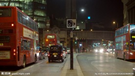 伦敦晚上繁忙街道